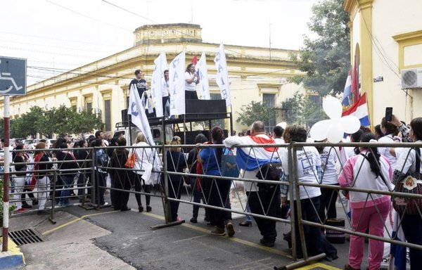 Los enfermeros marchan por la “desprecarización laboral” - Edicion Impresa - ABC Color