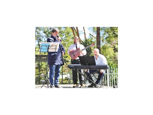 Rohayhuve che barrio vuelve con guaranias a la Plaza Uruguaya