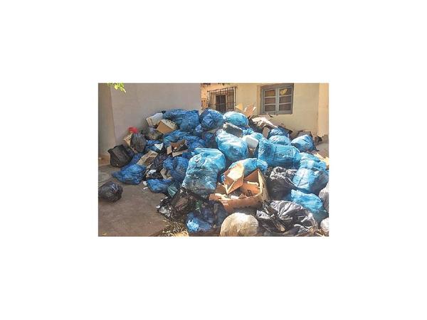 Por mora piden no retirar más basura patológica de hospitales