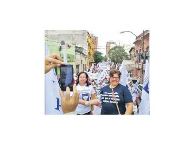 Enfermeras copan calles para    exigir desprecarización laboral