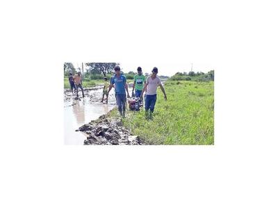 Los pobladores  salen a reparar la ruta