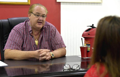 Repugnante repartija de becas de posgrado por  parte del Gobernador Roberto González Vaesken