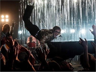 Interpretar a Elton John fue genial, afirma Taron Egerton