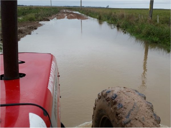 Comunidades aisladas reciben insumos para almuerzo escolar en tractor