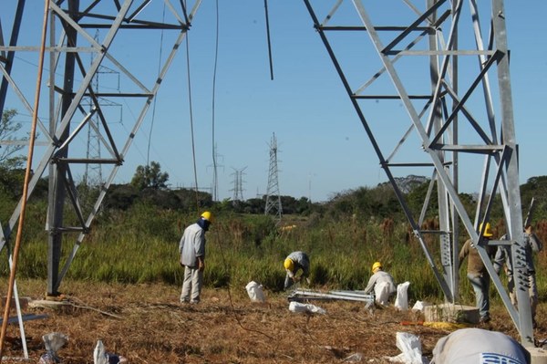 ANDE inició montaje de torres en nueva línea de transmisión Ayolas – Coronel Bogado | .::Agencia IP::.