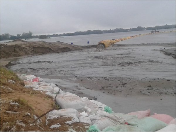 Pilar: Fortalecen muro mientras río se acerca a la alerta naranja