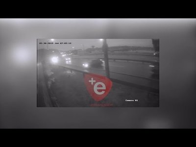 IMÁGENES IMPACTANTES: AUTOMÓVIL DESPISTÓ A METROS DEL PUENTE SANTA MARIA