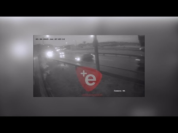IMÁGENES IMPACTANTES: AUTOMÓVIL DESPISTÓ A METROS DEL PUENTE SANTA MARIA