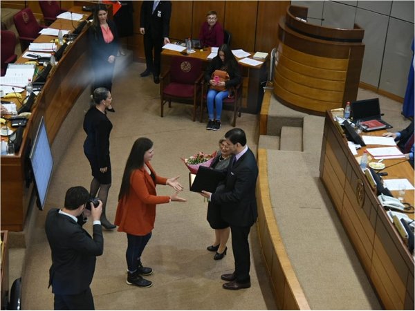 Enfermera es reconocida por su loable labor con los damnificados