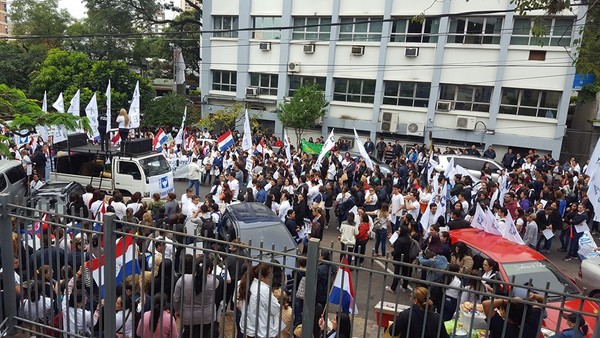 Enfermeras se manifestaron contra la desprecarización - ADN Paraguayo