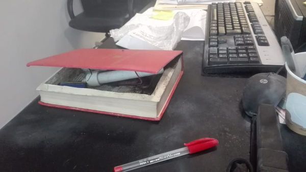 Explosivo oculto en un libro estalla y hiere levemente a senadora en México
