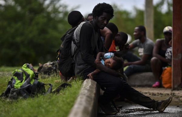 Migrantes desbordan frontera de Panamá tras cruzar el “infierno” de la selva