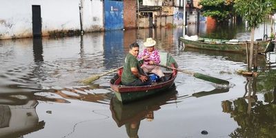A pesar de la crecida, sigue remando