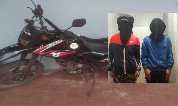 Jóvenes caen con motocicleta hurtada