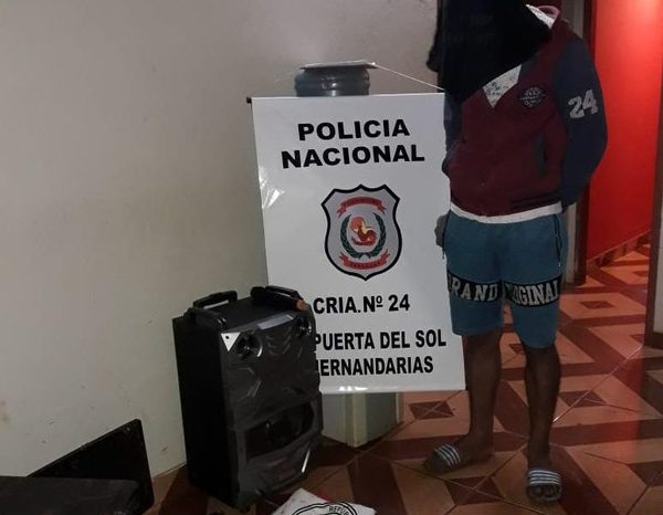 Cae joven que aprovechó la madrugada para robar escuela