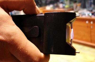 Arrestan a un padre por usar una pistola eléctrica para castigar a sus hijos - C9N