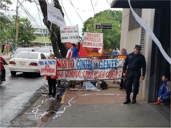 Manifestantes escrachan a Dionisio Amarilla al costado del Congreso