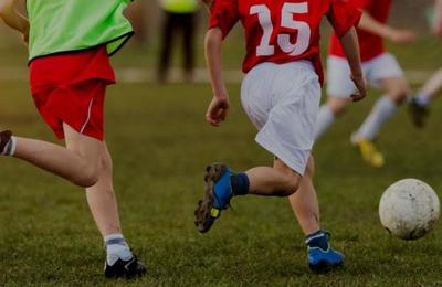 La conmovedora imagen de un padre que empuja la silla de ruedas de su hijo para que pueda jugar fútbol - C9N
