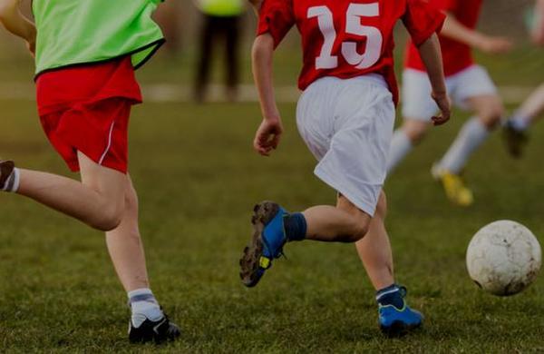 La conmovedora imagen de un padre que empuja la silla de ruedas de su hijo para que pueda jugar fútbol - C9N