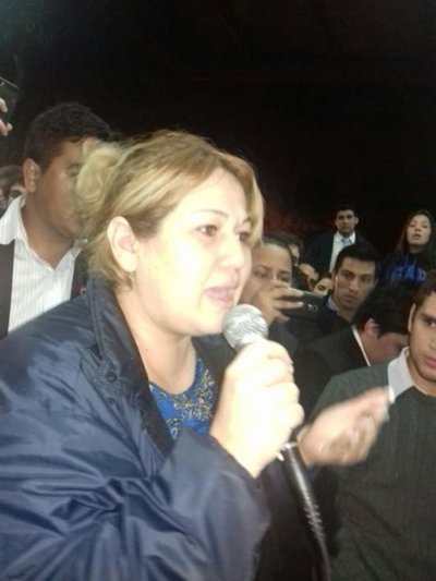 No quieren escuchar a profesora que no dejó rendir a alumna con hija en brazos - 730am - ABC Color