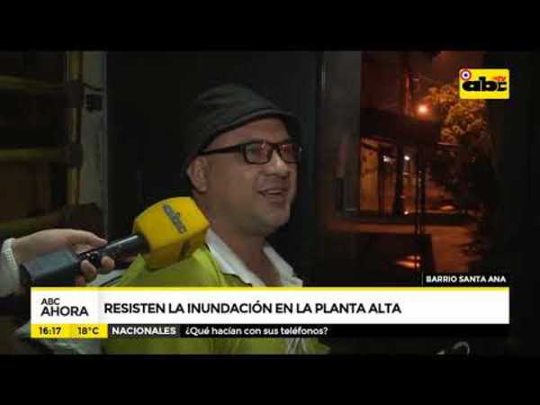 Barrio Santa Ana: Resisten la inundación en la planta alta - Tv - ABC Color
