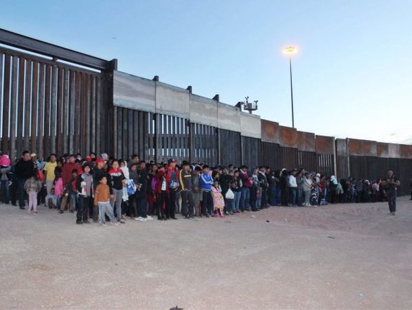 Cifra récord: EE.UU. arrestó a 1.036 inmigrantes en frontera con México » Ñanduti