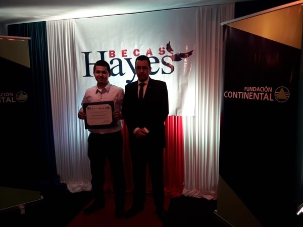 Con apoyo del Banco Continental, entregan 'Becas Hayes 2019' adjudicados - Radio 1000 AM