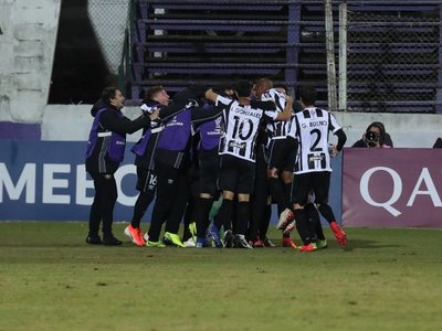 Wanderers gana duelo de uruguayos y se cita en octavos con Corinthians