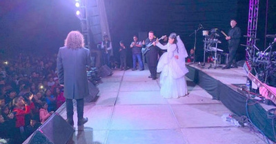 Miles llegaron de “pirata” a una boda