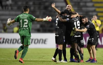 Argentinos aguantó y avanzó - Deportes - ABC Color
