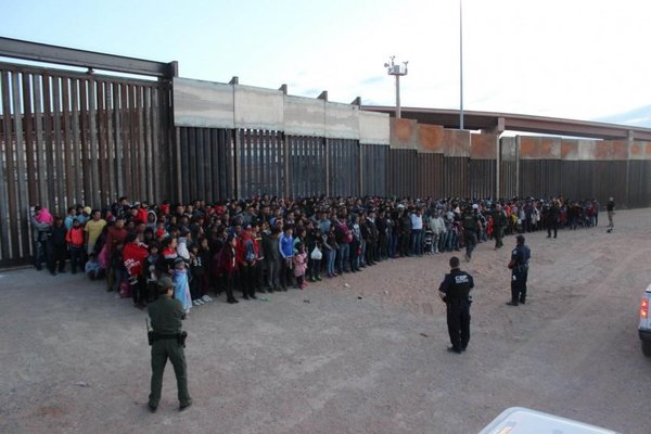 EE.UU. arrestó grupo récord de 1.036 inmigrantes en frontera con México - Internacionales - ABC Color
