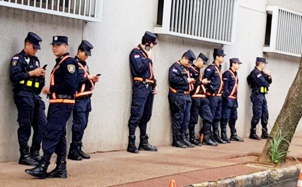 Celulares distraen labor preventiva de policías - Edicion Impresa - ABC Color