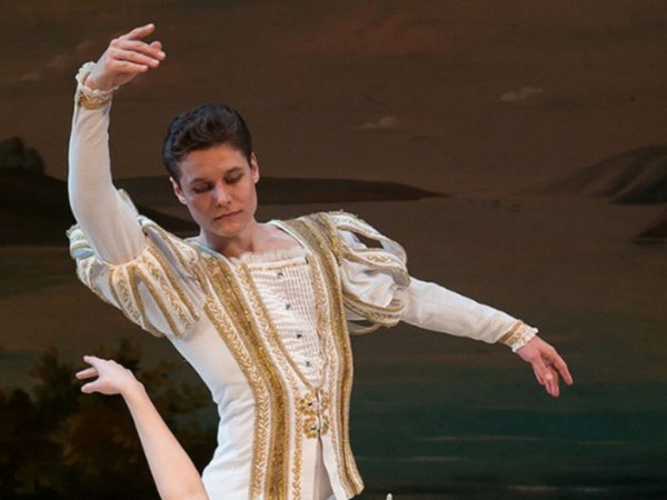 El lago de los cisnes sobre hielo se presenta en el Teatro Guaraní