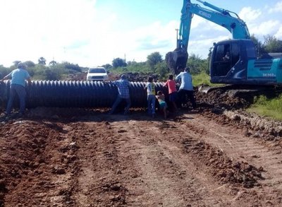 Se unen para arreglar vías en Fuerte Olimpo - Edicion Impresa - ABC Color