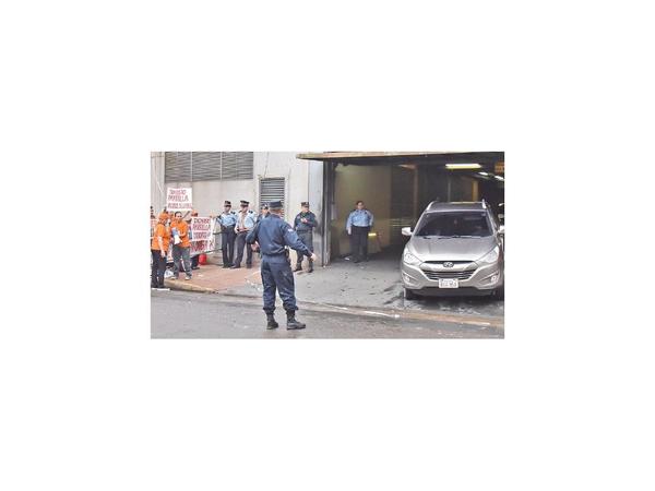 Huevazos para los legisladores que se niegan a expulsar a Amarilla
