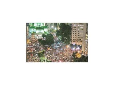 Estudiantes protestan  contra recortes a la educación en Brasil