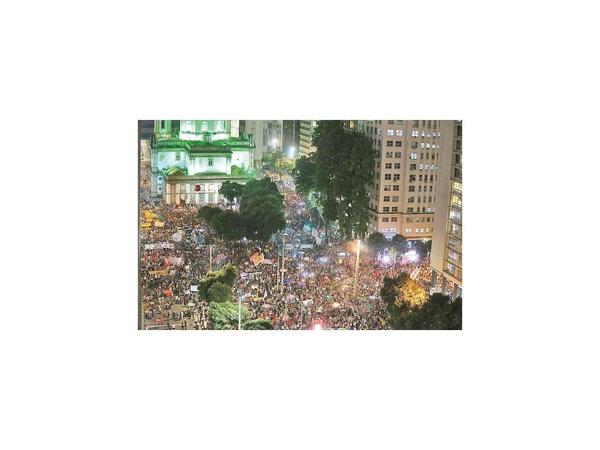 Estudiantes protestan contra recortes a la educación en Brasil