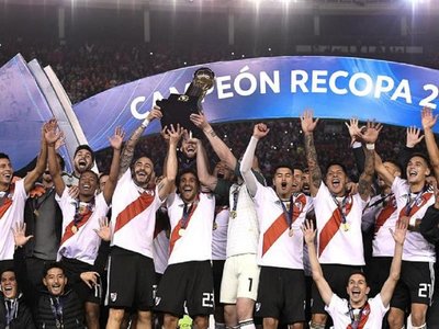 River golea a Paranaense y se consagra campeón de la Recopa