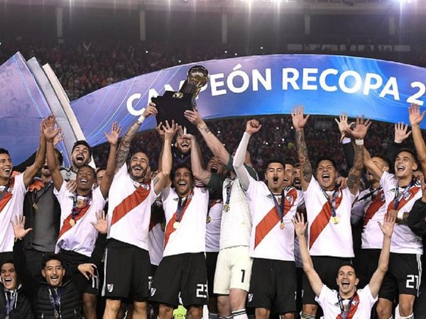 River golea a Paranaense y se consagra campeón de la Recopa