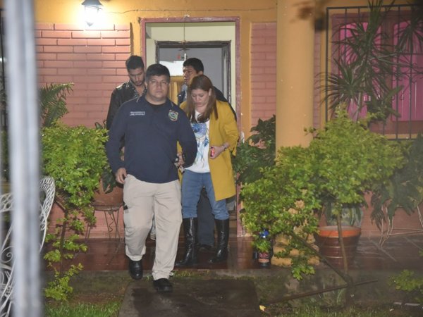 Cinco detenidos por supuesta venta ilegal de armas de guerra