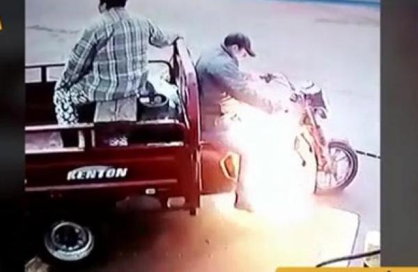 Motocarro explota luego de cargar combustible - C9N