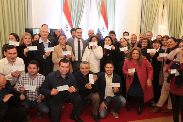 Repatriados reciben aportes del Gobierno para sus emprendimientos | .::Agencia IP::.