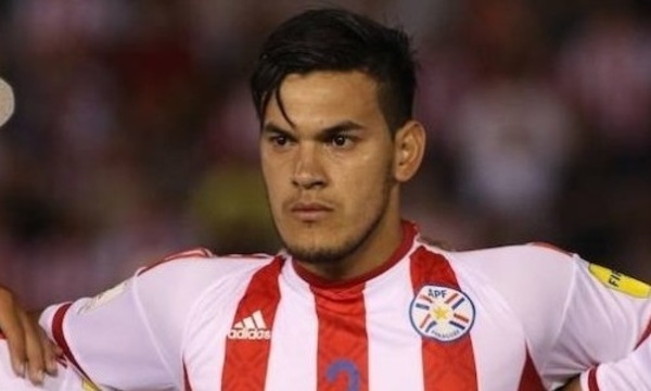 El jugador Gustavo Gómez criticado por un político