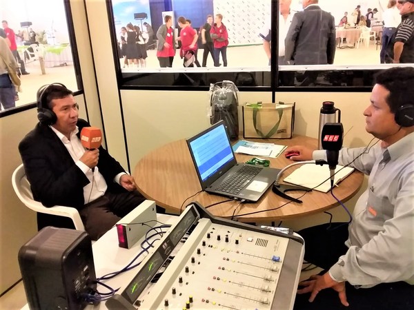 Gobernador de Boquerón suscribe acuerdo de libre comercio con Villa Montes en el marco de la Expo Pioneros