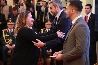 Gobierno entrega aportes a emprendedores - .::RADIO NACIONAL::.
