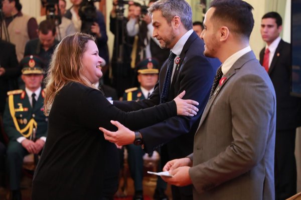Gobierno entrega aportes a emprendedores - .::RADIO NACIONAL::.