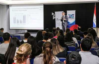 Exponen sobre nueva política fiscal para el desarrollo y sus desafíos - ADN Paraguayo