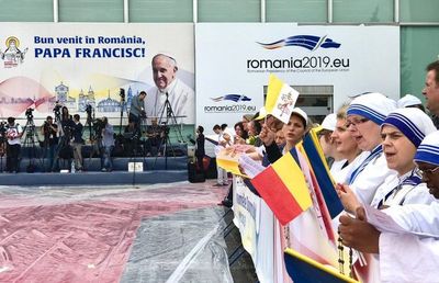Recepción calurosa en Rumania a Francisco, que aboga por el diálogo