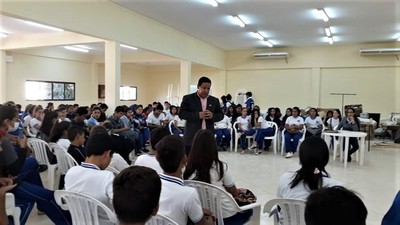 Estudiantes del Colegio Departamental de Boquerón protestan por probable cambio de docentes