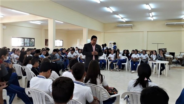 Estudiantes del Colegio Departamental de Boquerón protestan por probable cambio de docentes
